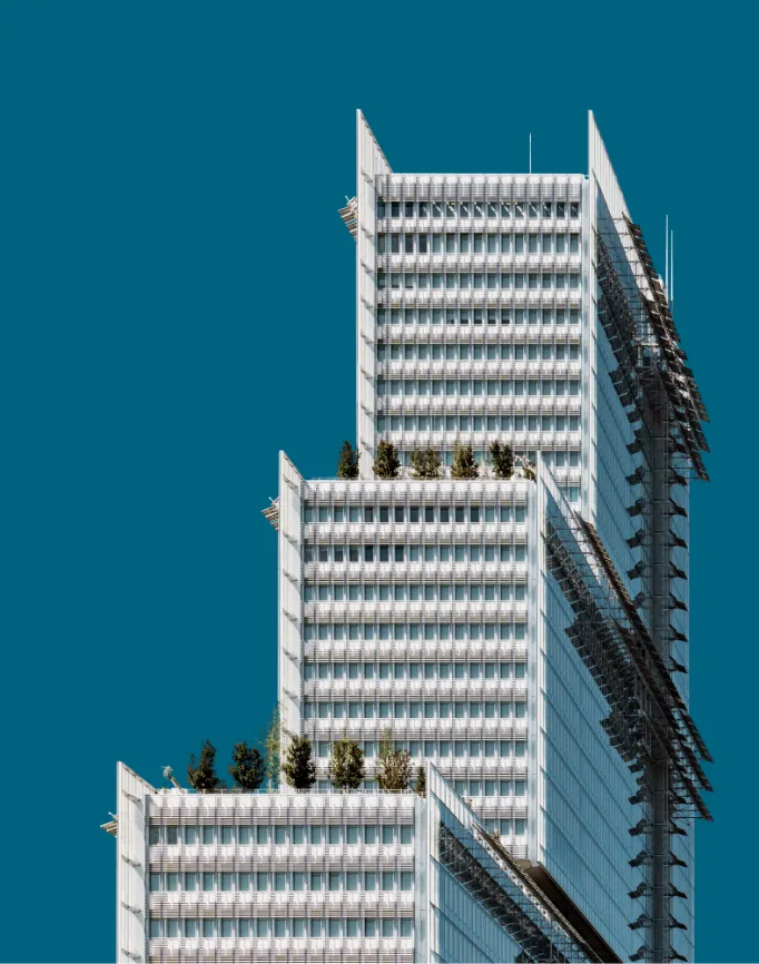 Façade d’un immeuble blanc aux lignes géométriques sur fond de ciel bleu