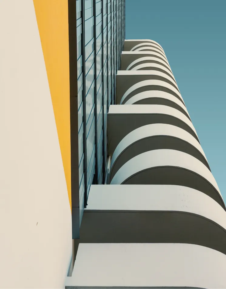 Immeuble contemporain aux balcons arrondis vu en contre-plongée