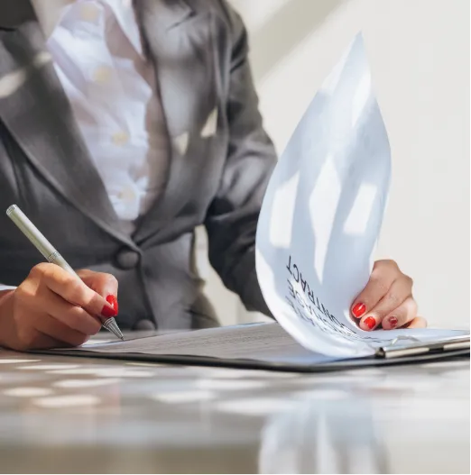 Examen et signature de documents juridiques sur un bureau
